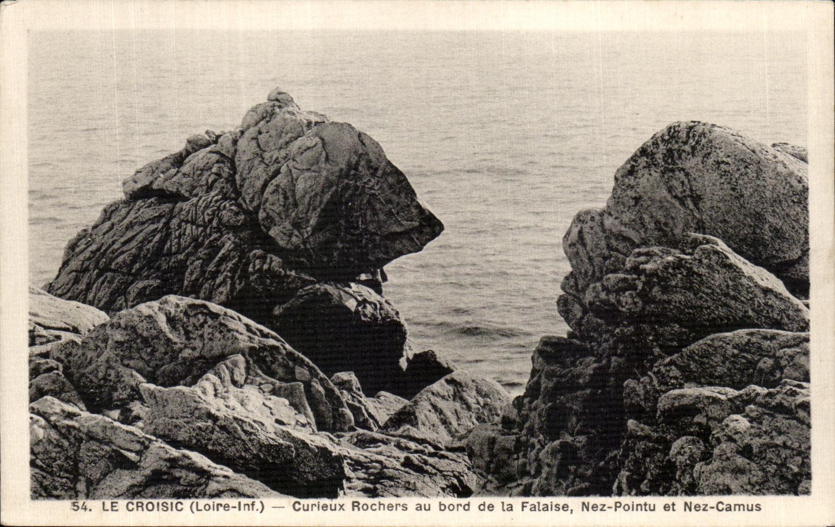 CPA Croisic (the Loire int) Curious Rocks at the edge of the Cliff Pointed Nose and Nose Camus