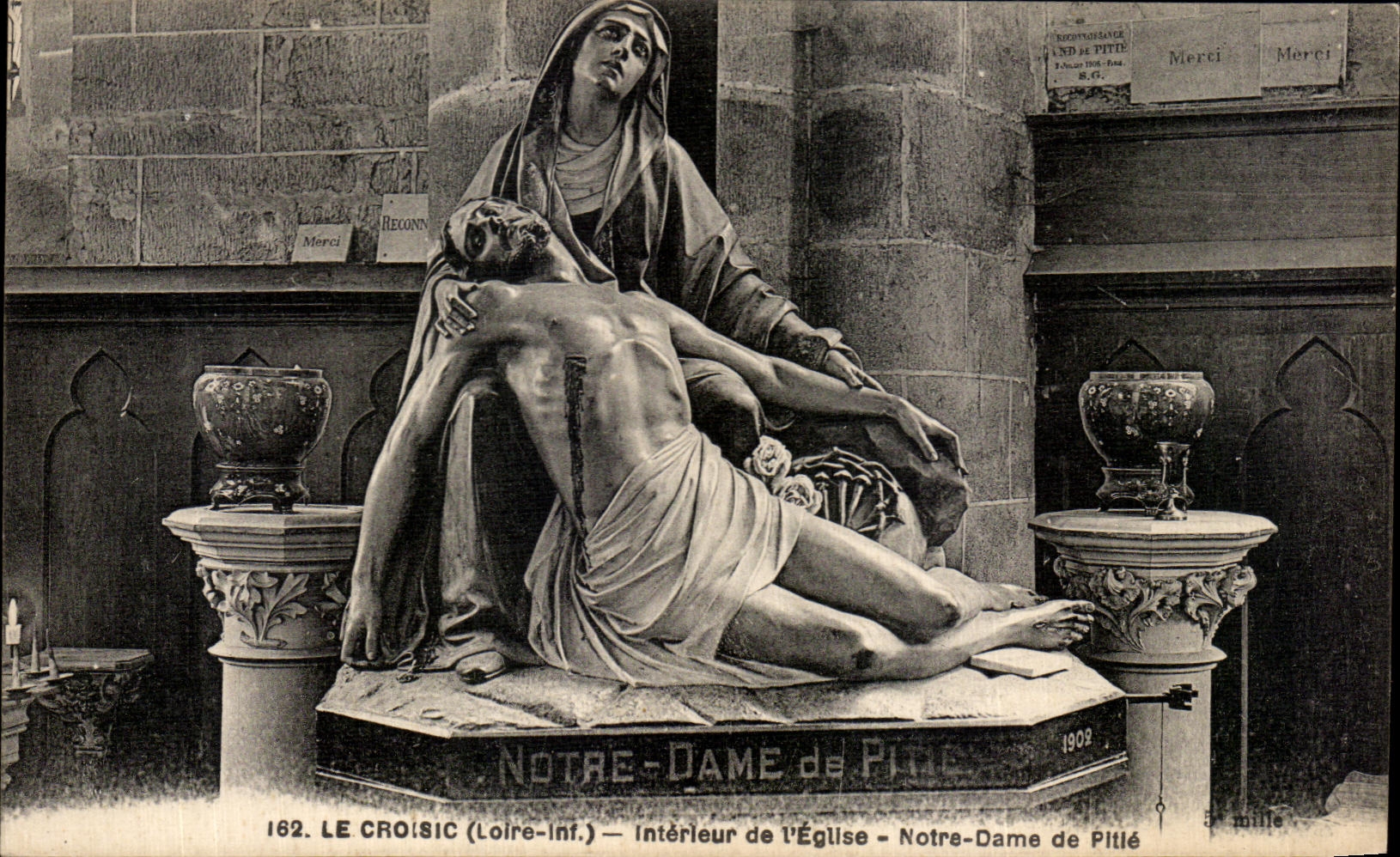 CPA Croisic (the Loire Inf) Interleur of I Eglles Notre Dame de Pitie Christ