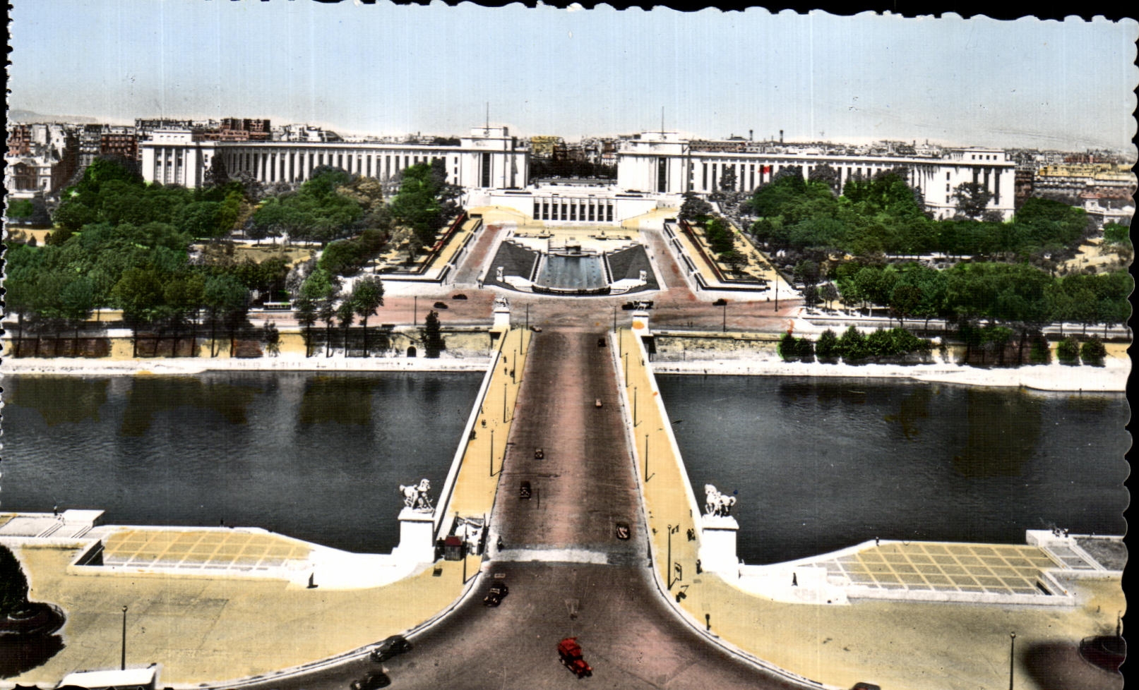 CPA Paris Les jardins du Trocadero et le palais de Chaillot