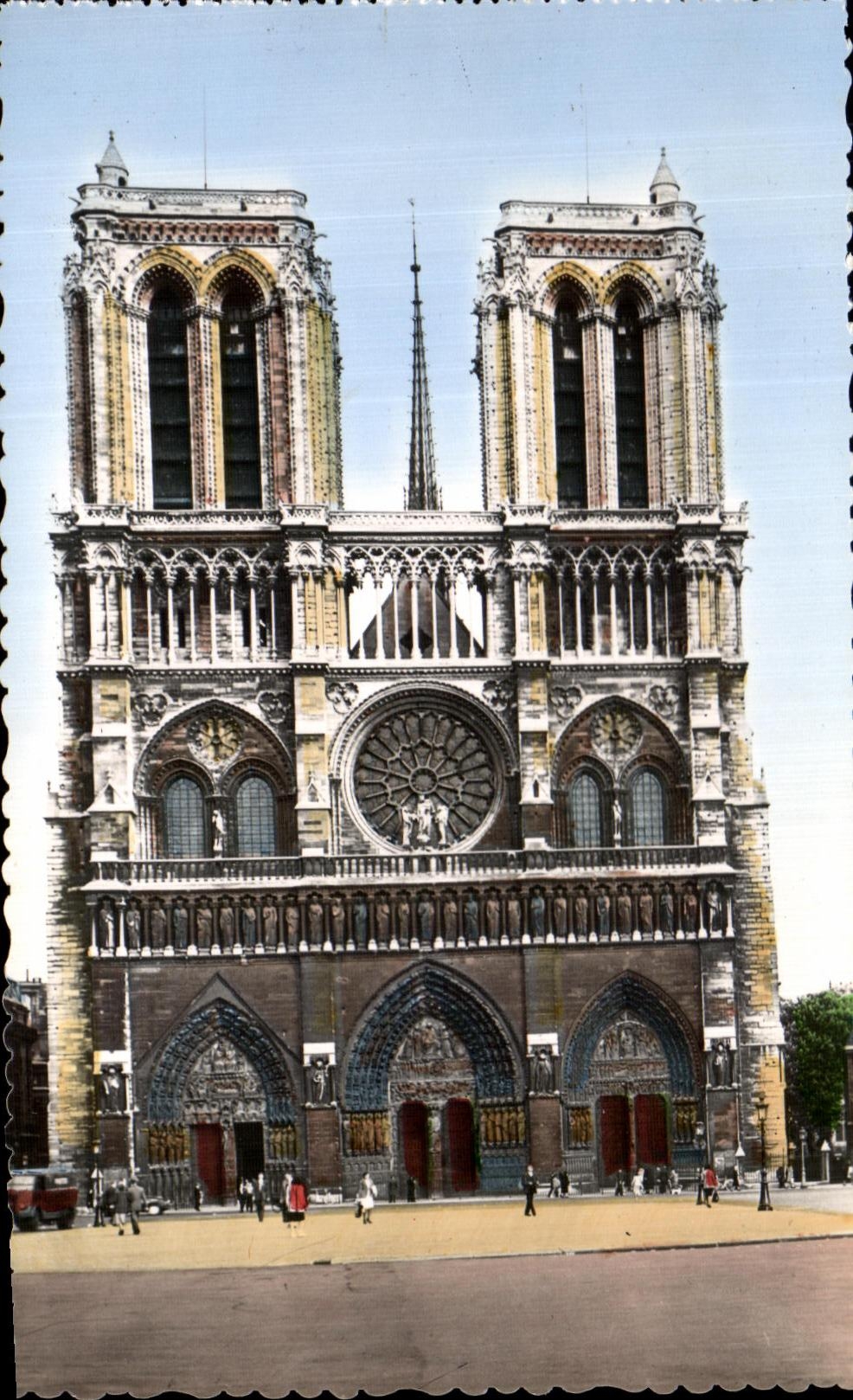 CPA Paris Frontage of the cathedrate Notre Dame
