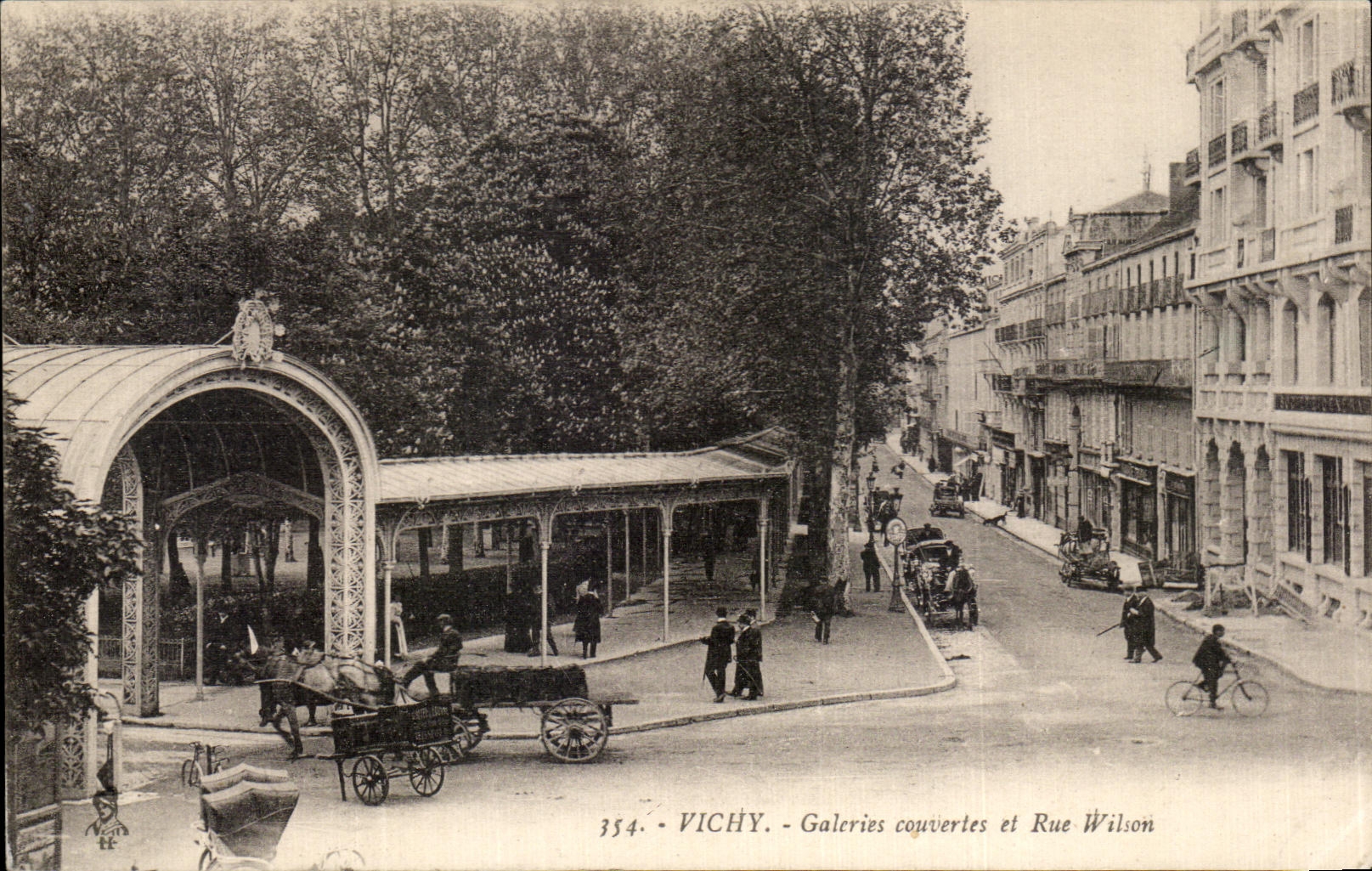 CPA Vichy galleries Couverles and Rue Wilson