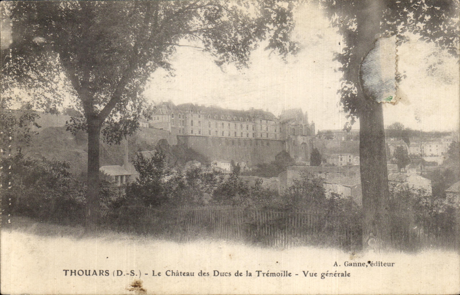 CPA Thouars LE Chateau des Ducs de la Tremoille Vue generale