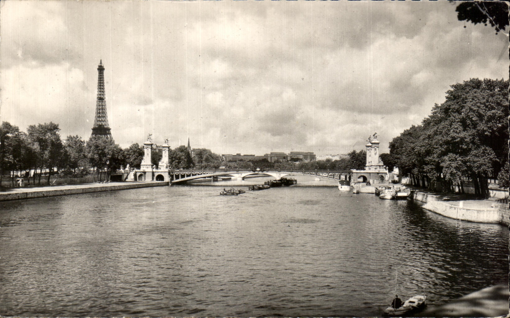 CPA Paris the Healthy one and the Bridge Alexandre III Eiffel Tower