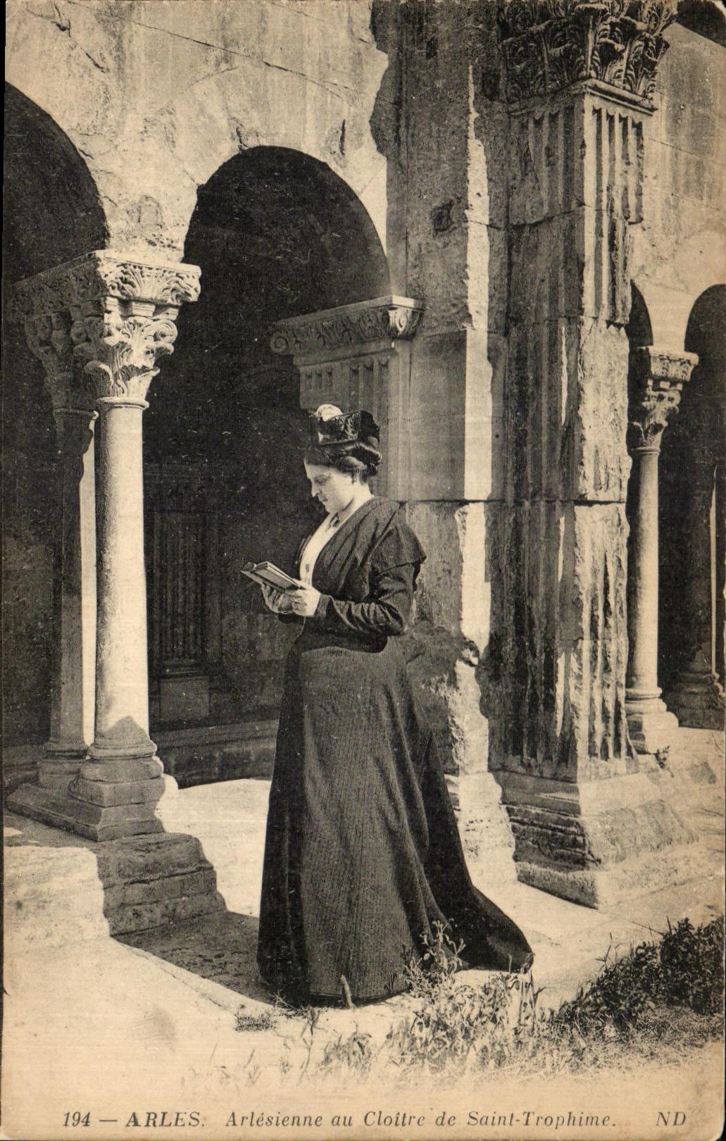 CPA Arles Arlesienne with the Cloister of Saint Trophime Folklore Costume