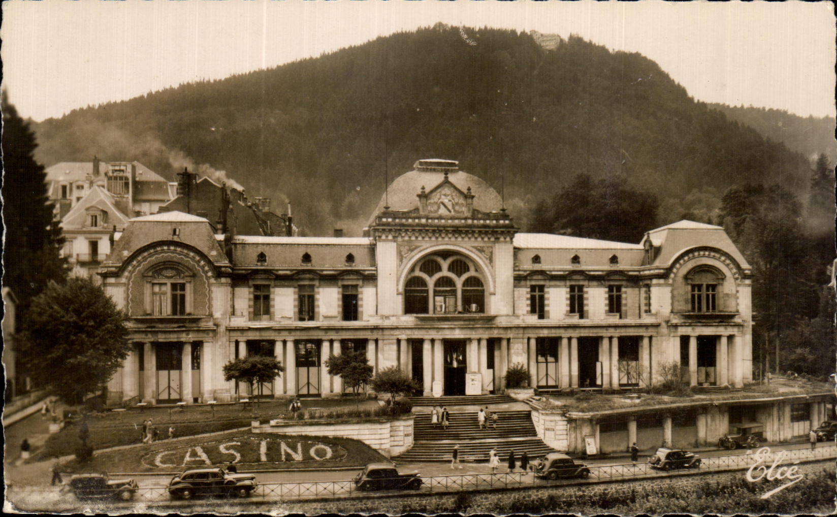CPA La Bourboule (Puy de Dome) Le Casino Au fond Charlannes
