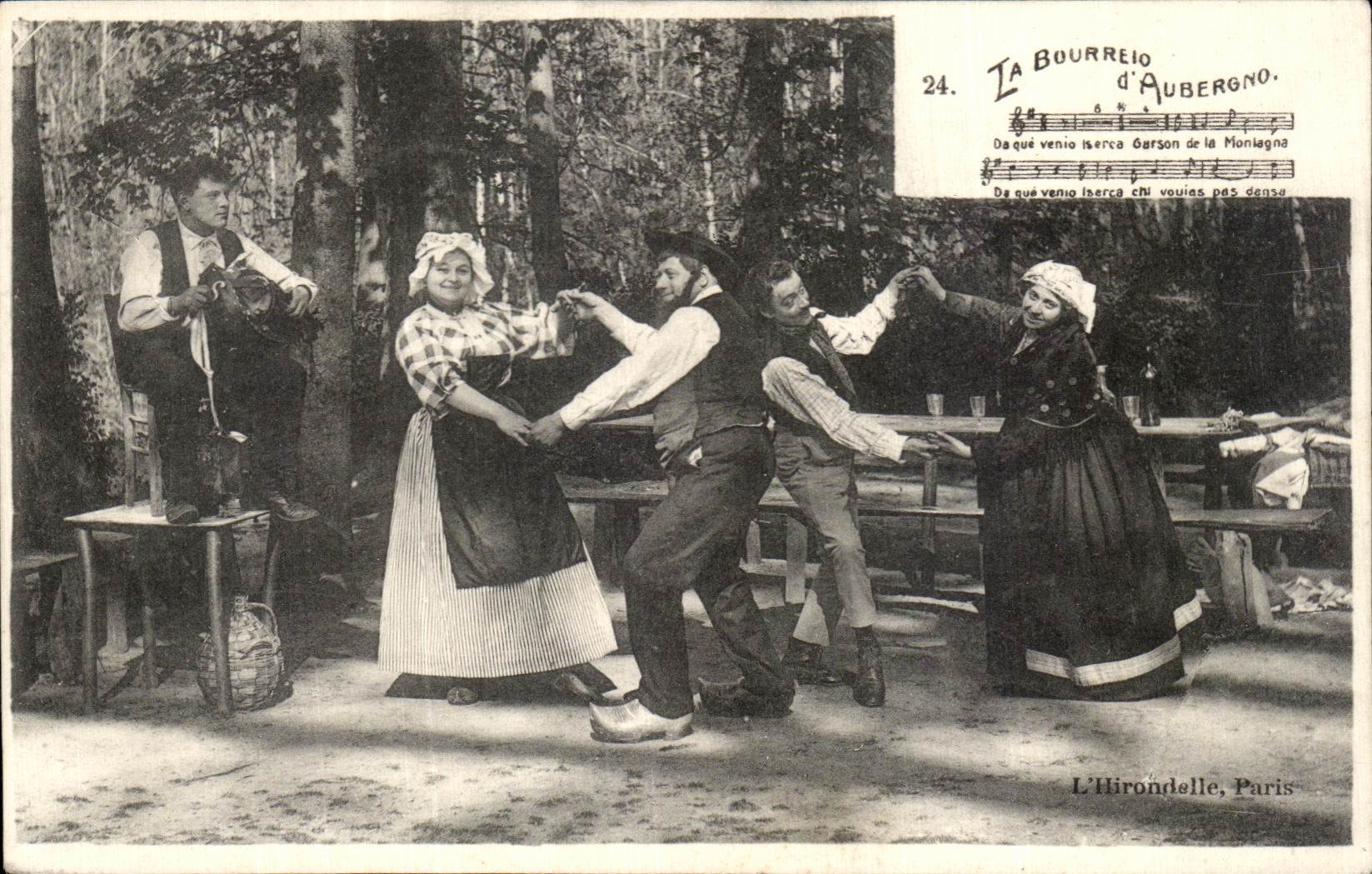 CPA La bourre d Auvergne Vendeix Folklore Costume