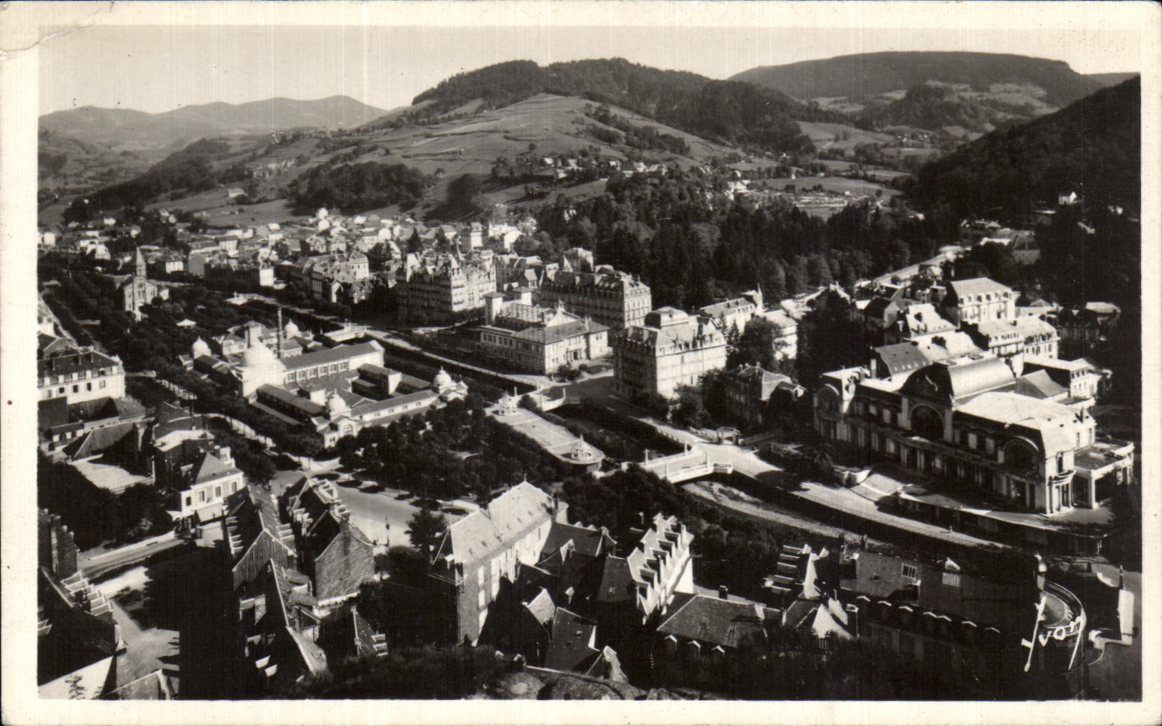CPA La Bourboule Vue generale et la roche Vendeix