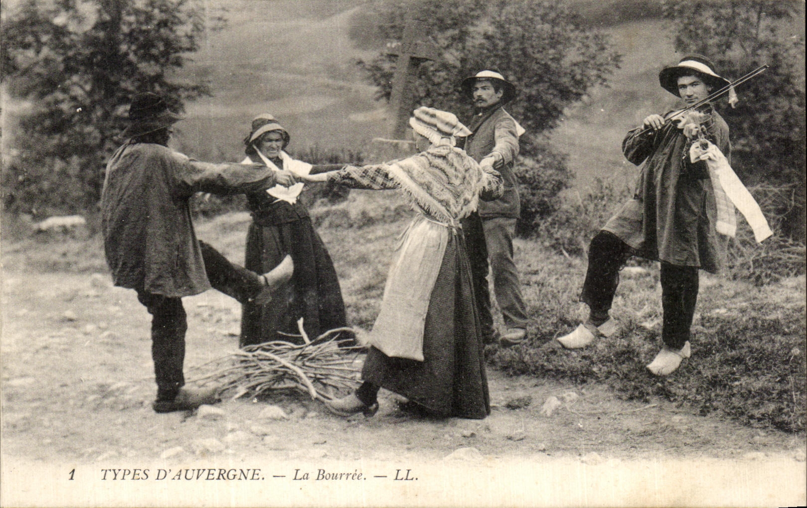 CPA Types D Auvergne La Bourree Folklore Costume