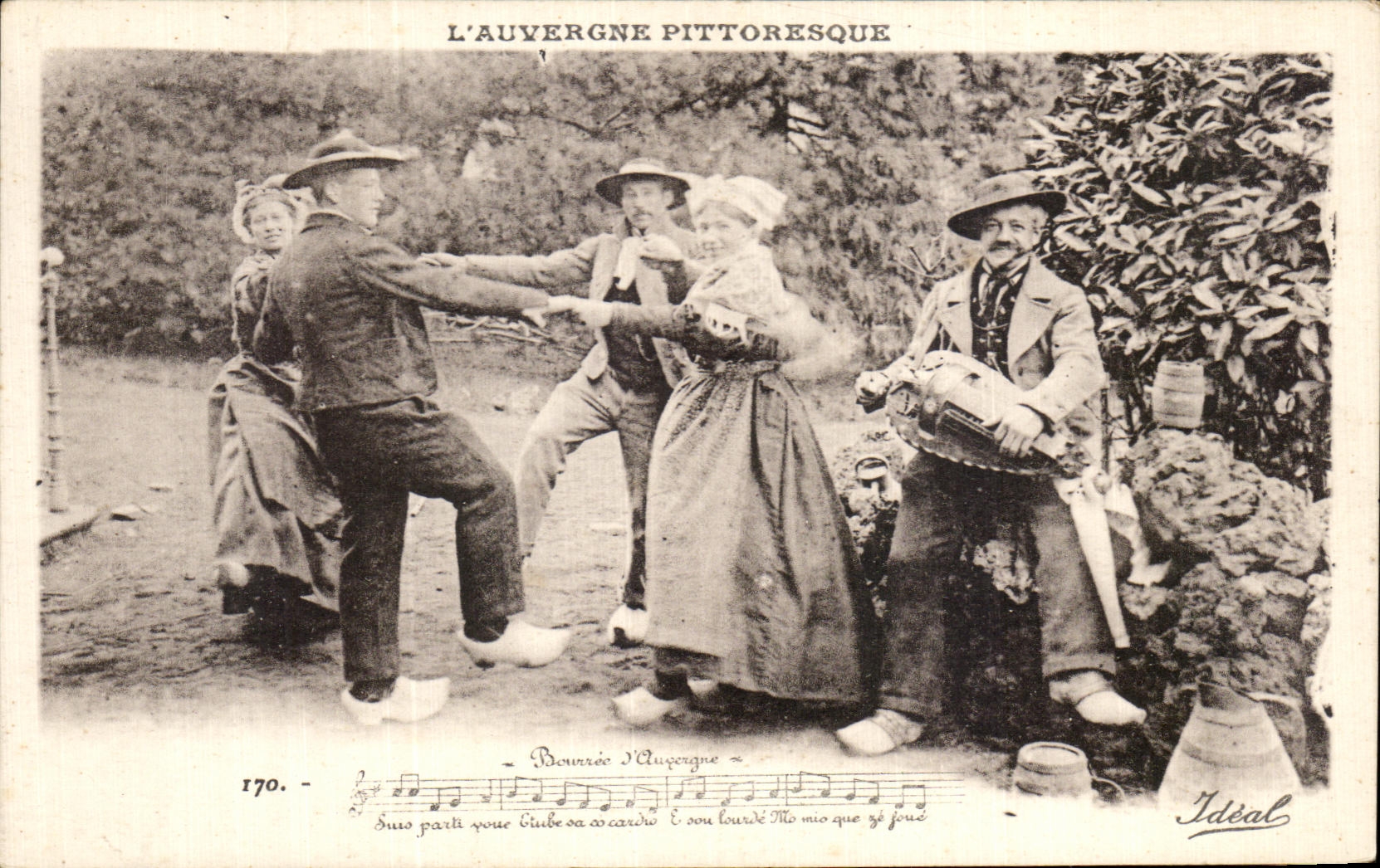CPA L Auvergne Pittoresque Folklore Costume