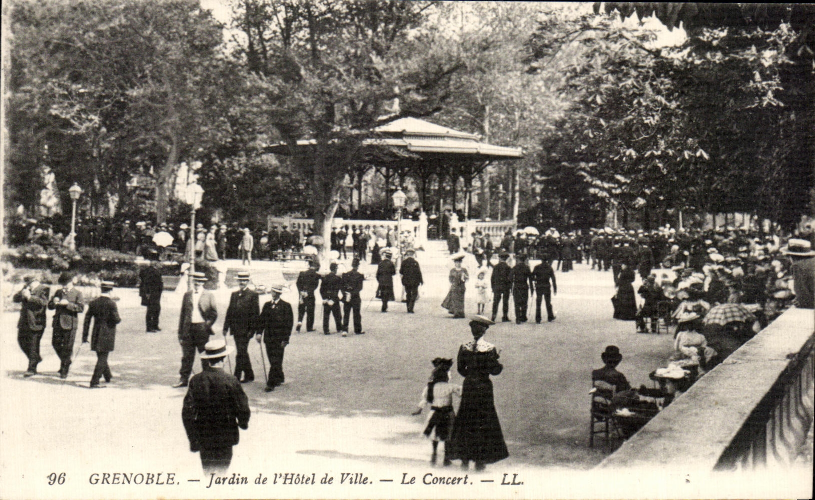 CPA Grenoble Jardin de Ihotel de Ville Le Concert