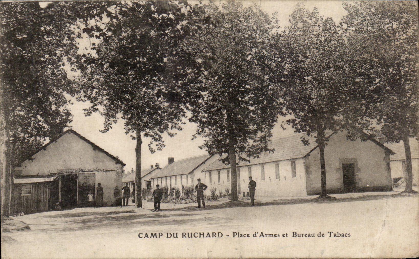 CPA Camp du Ruchard Place d Armes et Bureau de Tabacs Militaria