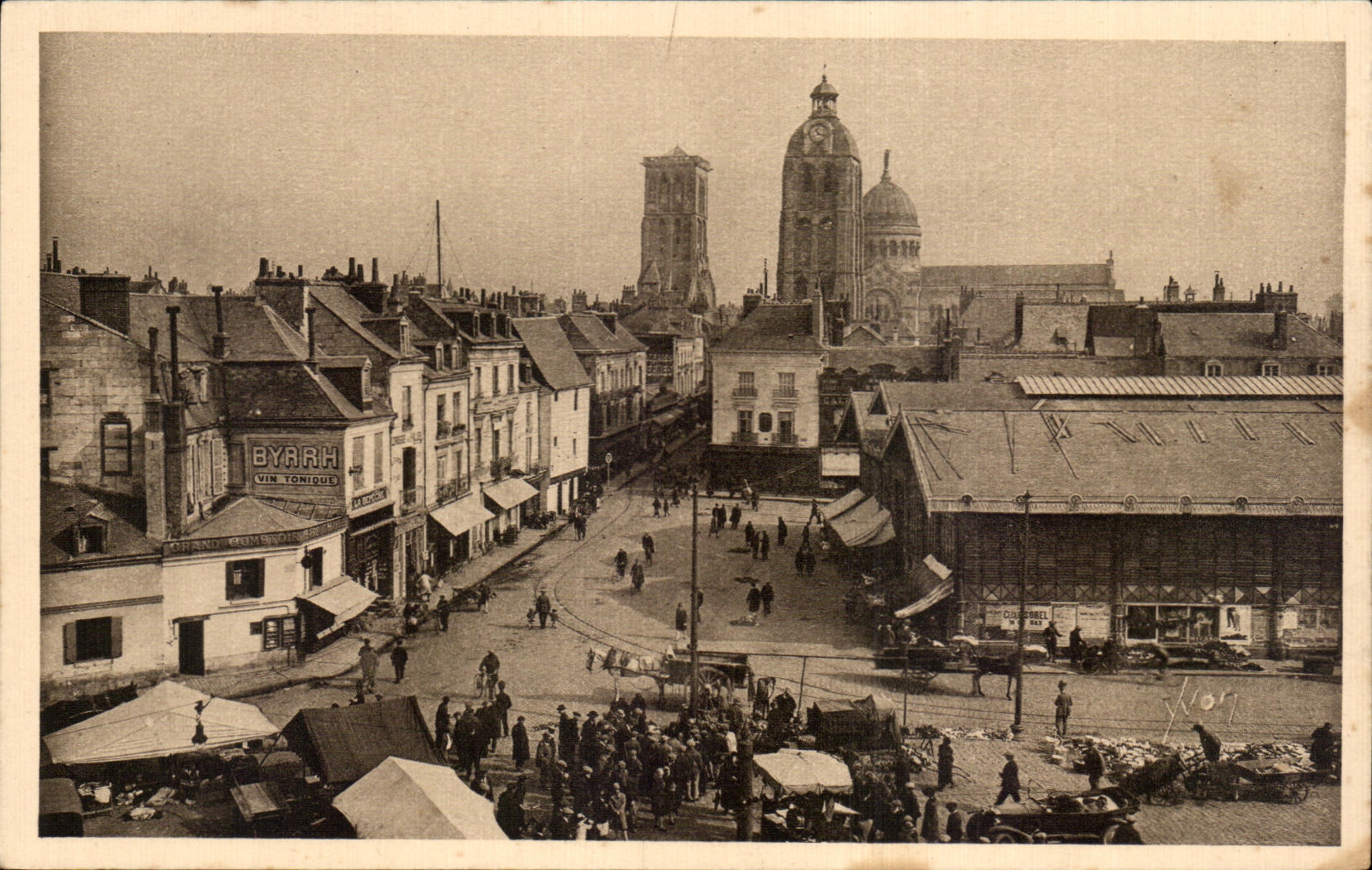 CPA Soft France Tours View of the Market the basilica St Martin