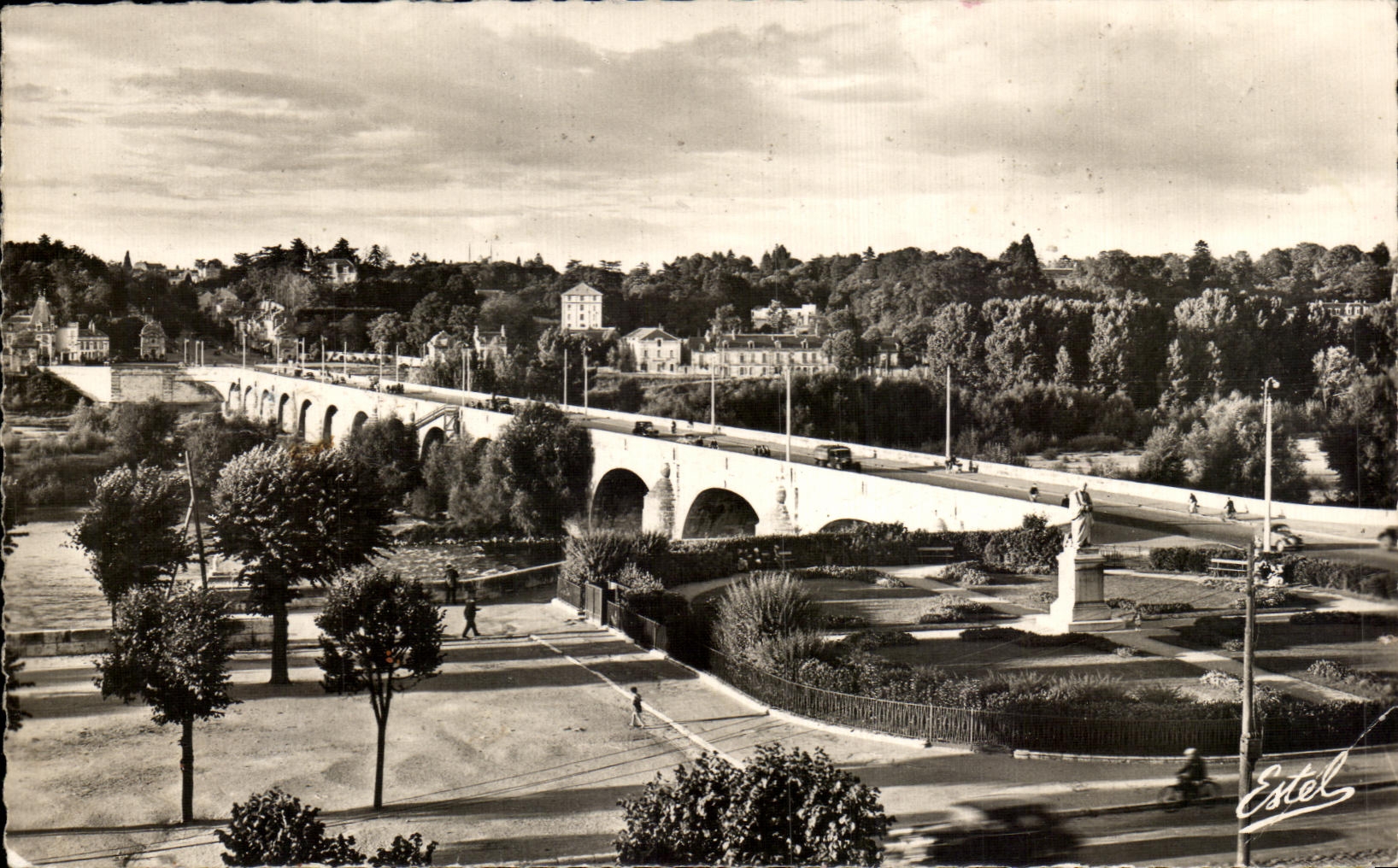 CPA Tours the Large Bridge of Pierre on the Loire and Statue of Rabelais The Big Stine Bridge onthe the Loire and Statue off R