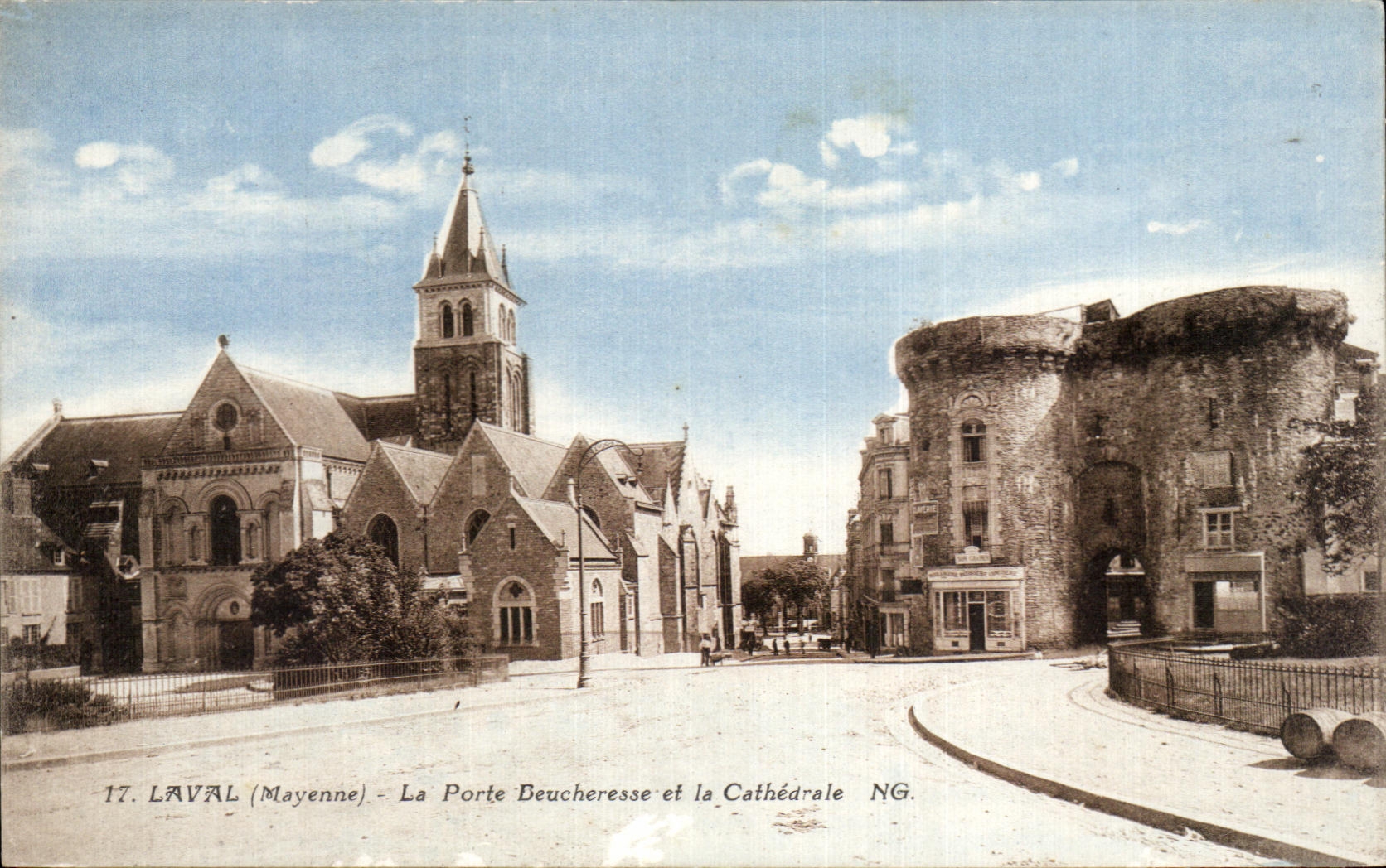 CPA Laval la puerta de Beucheresse y la catedral