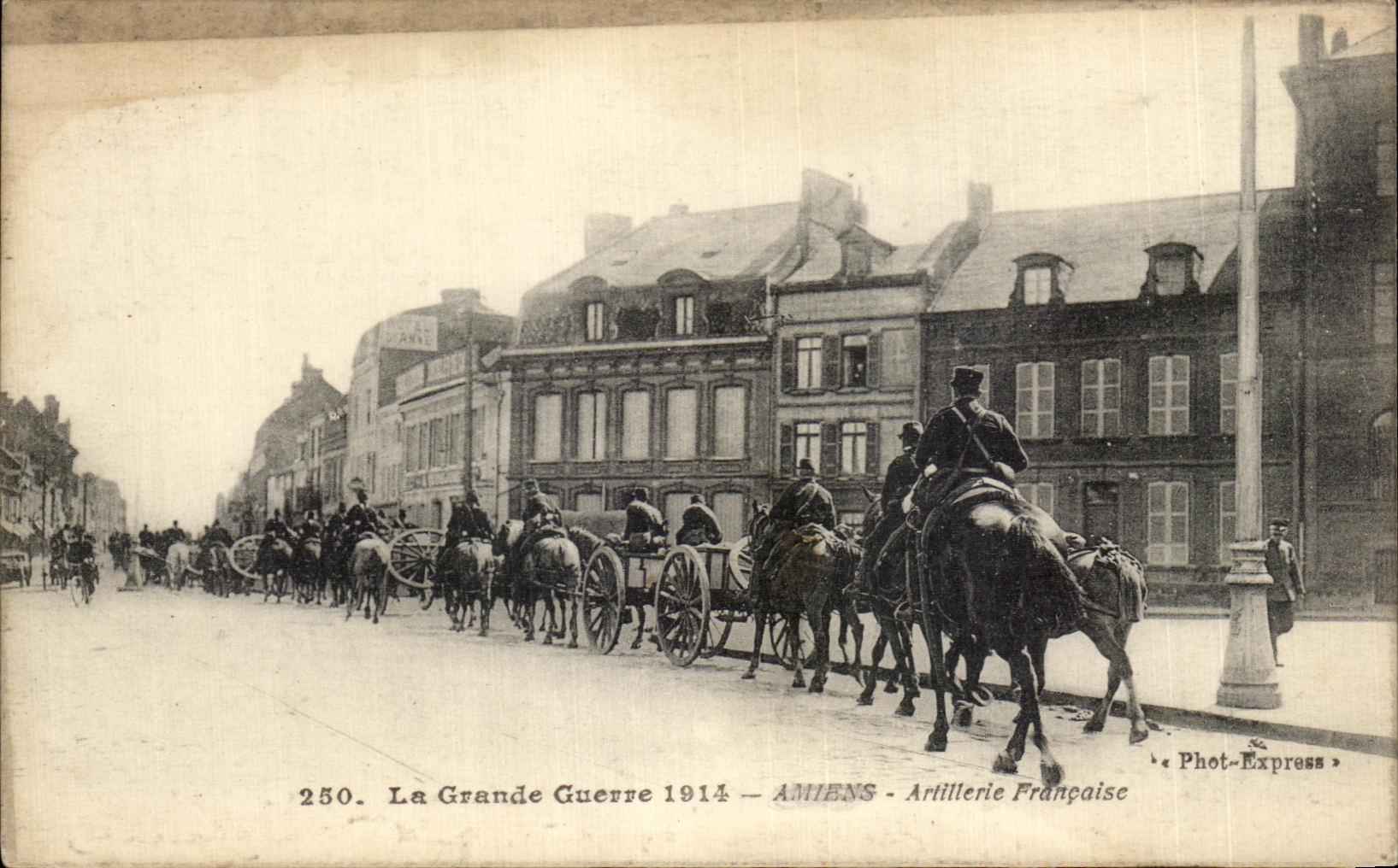 CPA La Grande Guerre 1914 Amiens Artillerie Francaise Militaria 