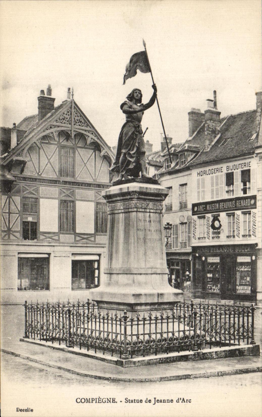 CPA Compiegne Statue de Jeanne d Arc