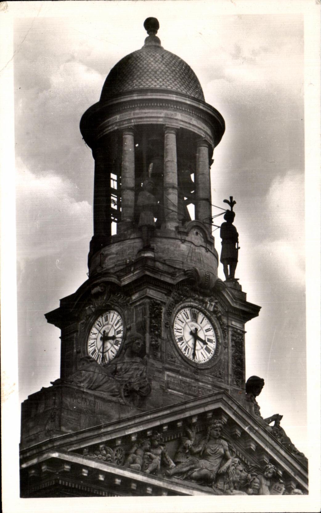 CPA Cambrai Martin et Martine au Dome de I Hotel de Ville