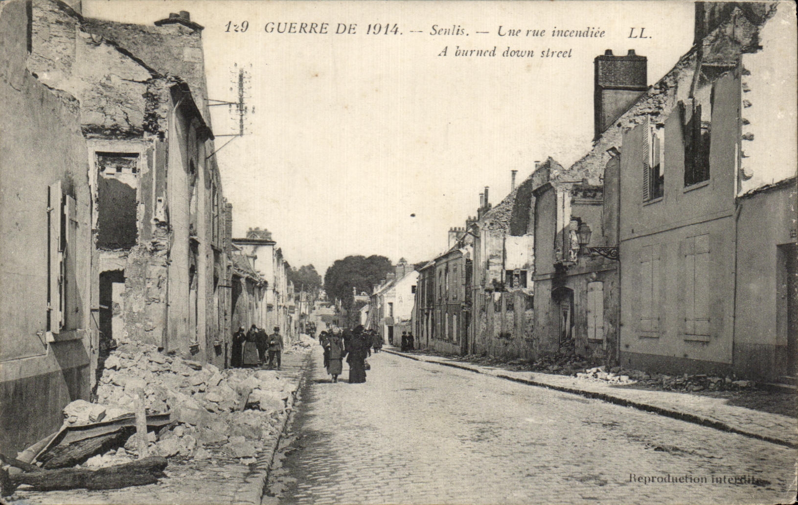 CPA Guerre De 1914 Senlis Une rue incendiee A burned down street Militaria