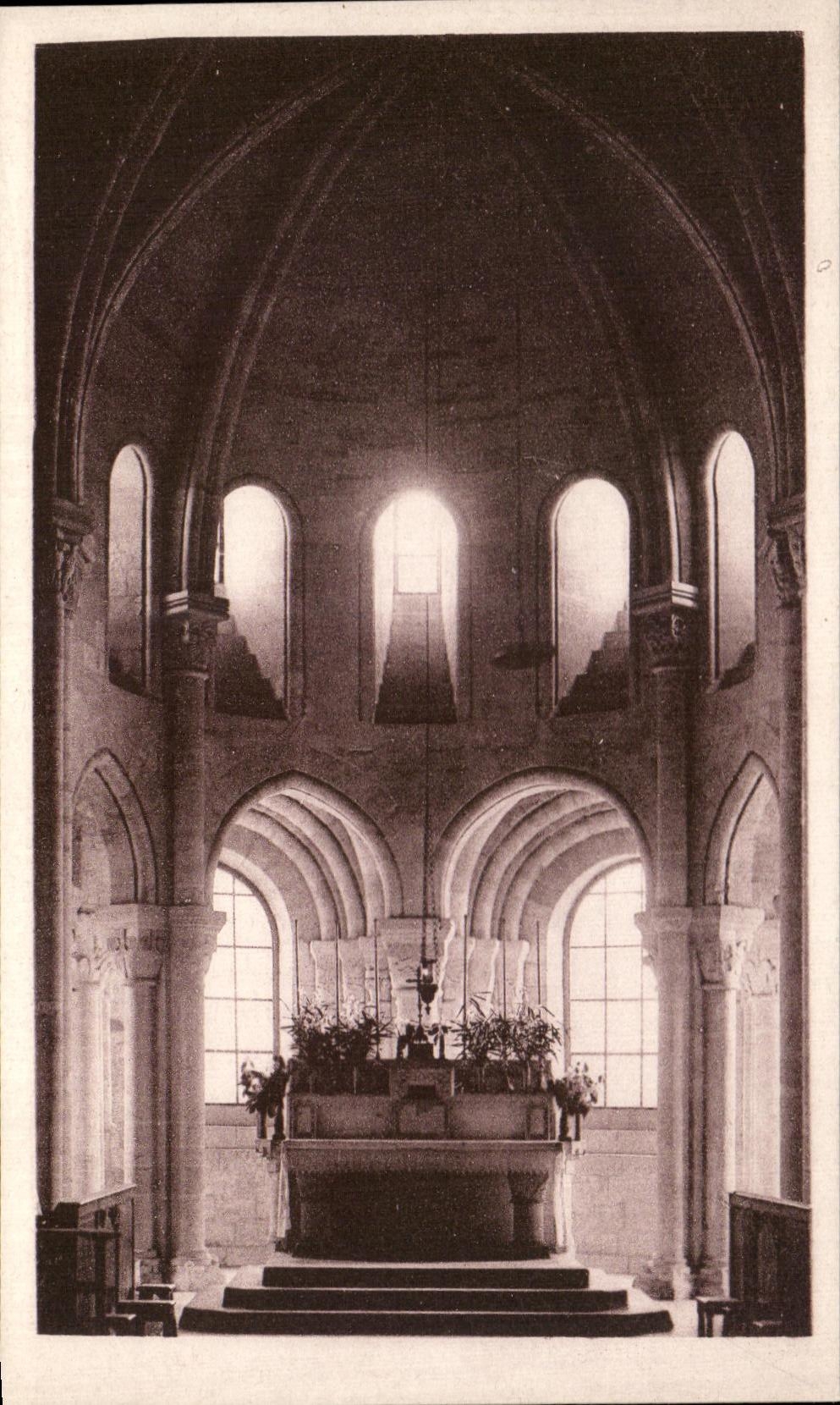 Estribillo y Deambulatoire de la iglesia de CPA Morienval