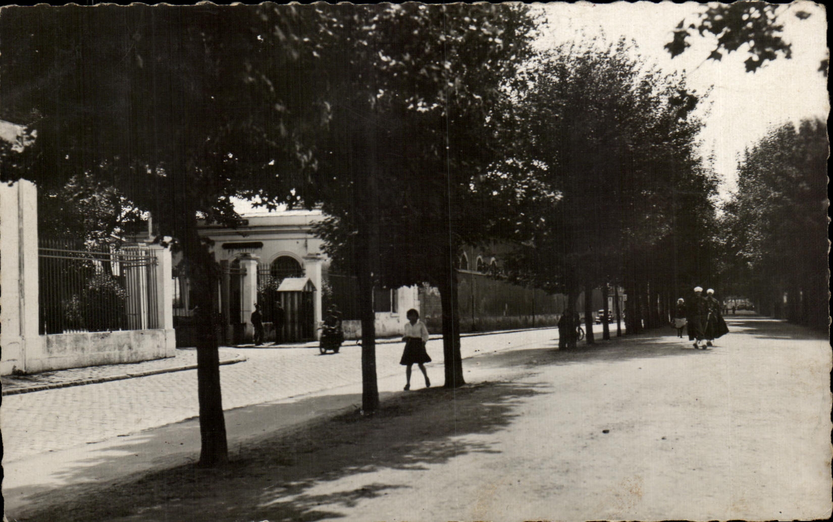 CPA Compiegne Caserne et cours 