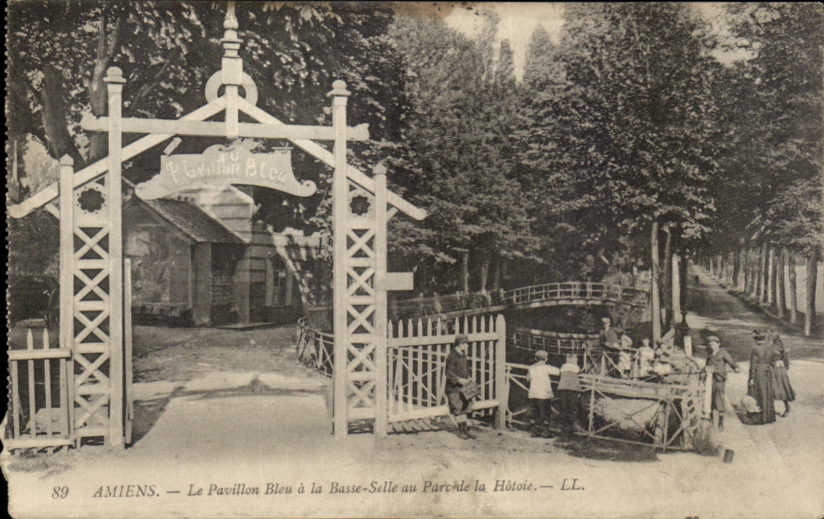 CPA Amiens Le Pavillon Bleu a la Basse Selle au Parc de la Hotoie Enfants