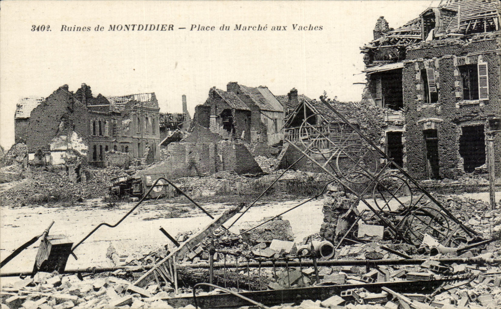 CPA Ruines of Montdidier Places Market at the Militaria Cows