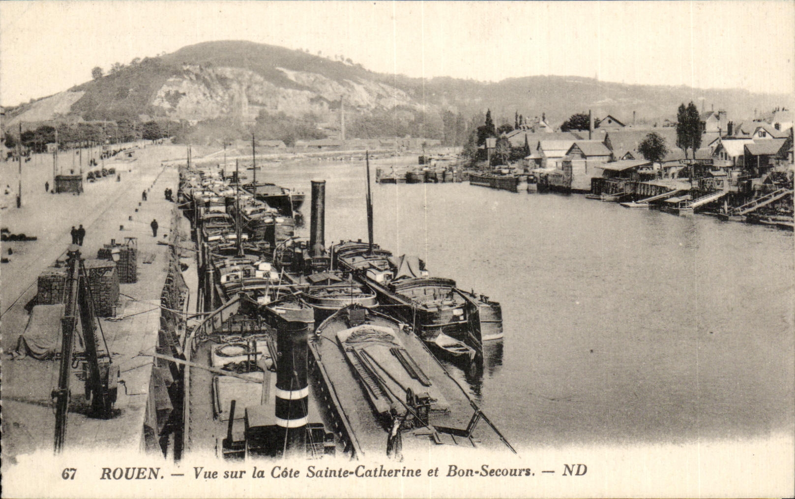 CPA Rouen Seen on the Dimension Sainte Catherine and Good Help Boats