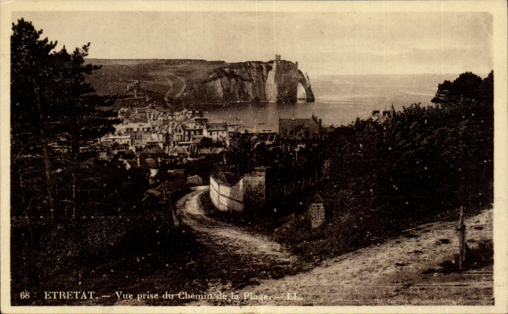 CPA Etretat Seen from of the Way of the Beach