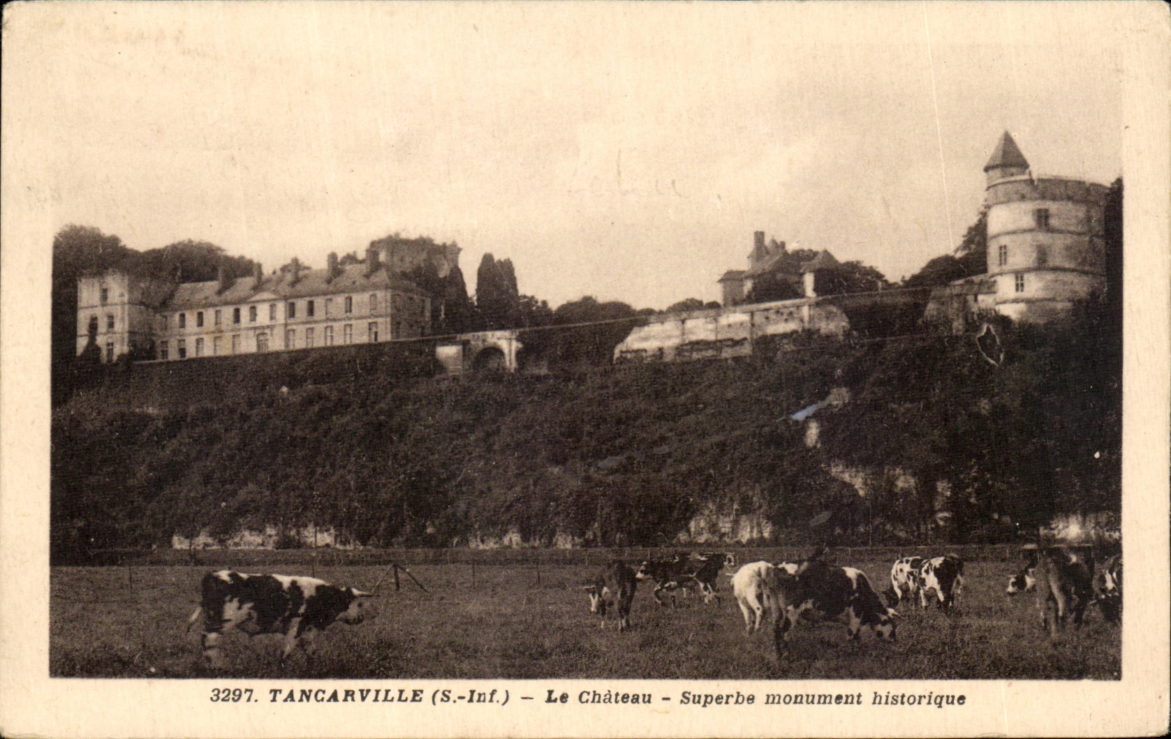 CPA Tancarville Le Chateau Superbe monument historique Vaches