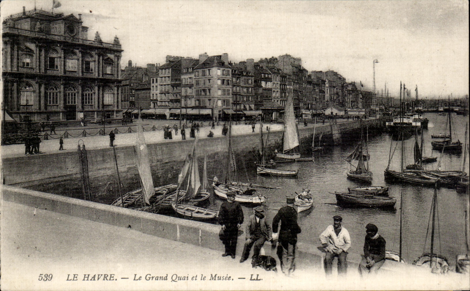 CPA Le Havre Le Grand Quai et le Musee Bateaux