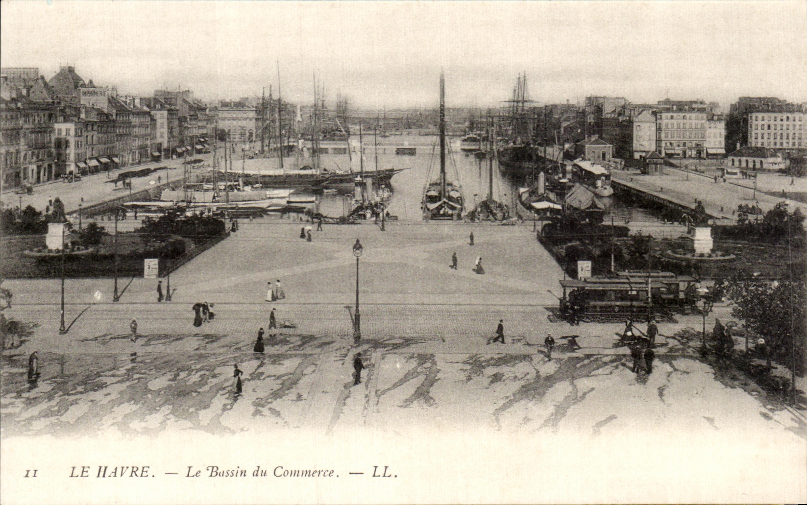 CPA Le Havre Le Bassin du Commerce Bateaux Tramway