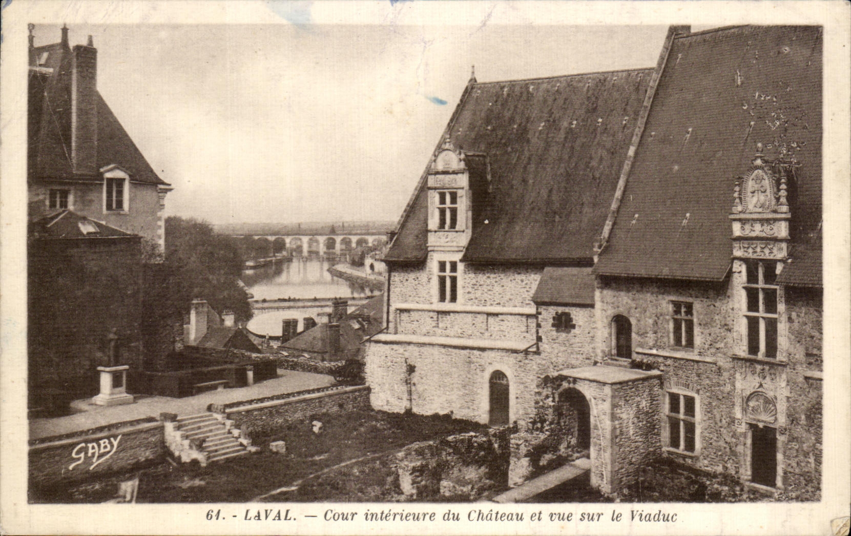 Corte interior de CPA Laval del castillo y de la vista en el viaducto