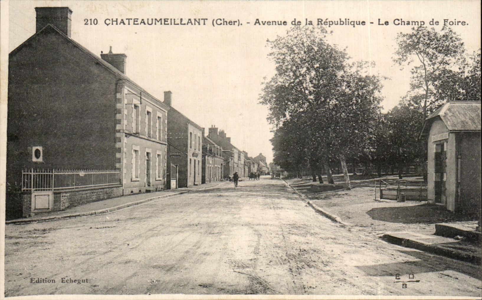 CPA Chateaumeillant Avenue de la Republique Le Champ de Foire