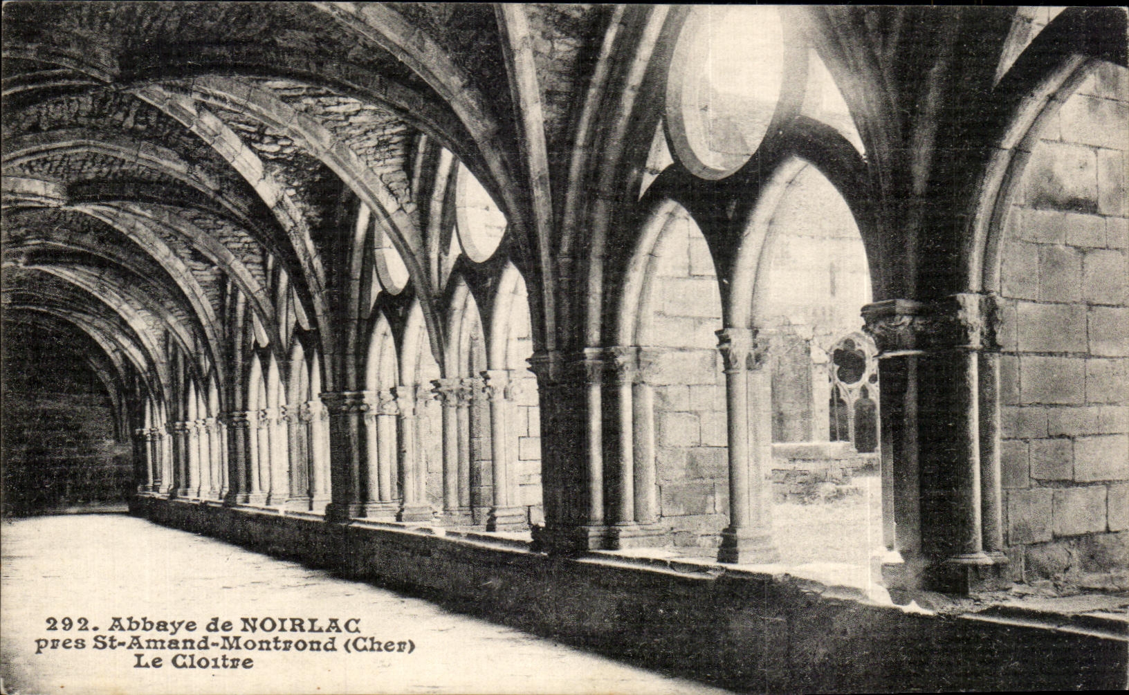 Abadia de CPA de St cercano Amand Montrond de Noirlac el claustro