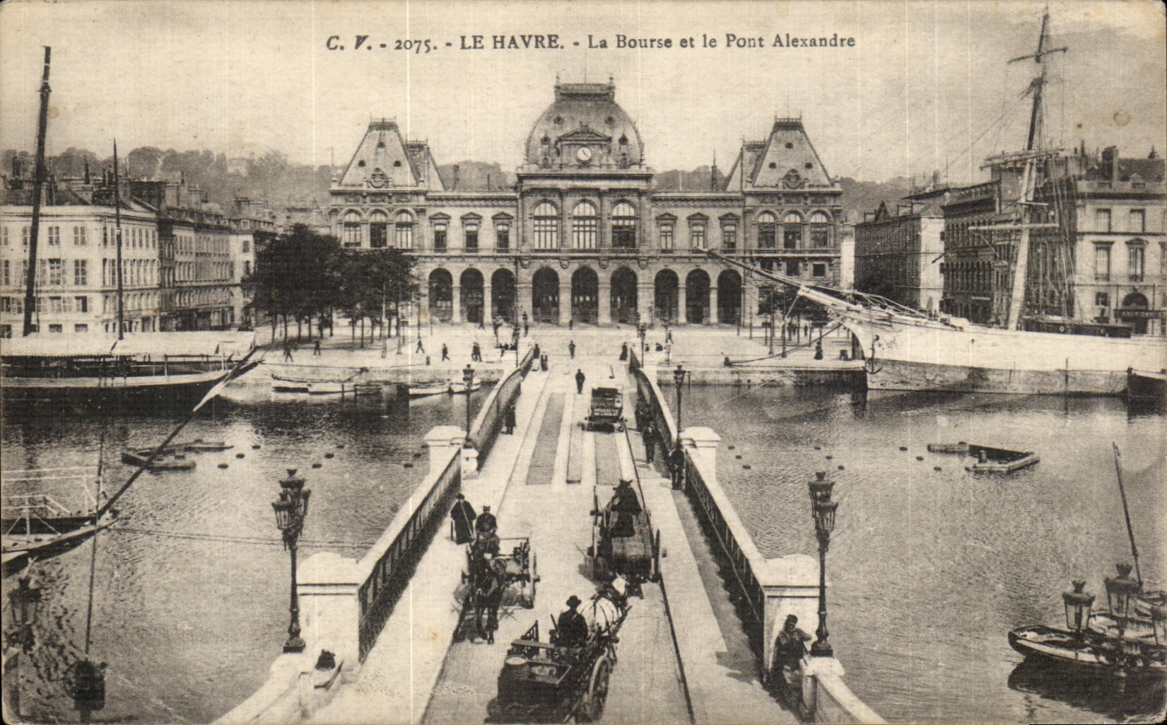 CPA Le Havre La Bourse et le Pont Alexandre Bateau