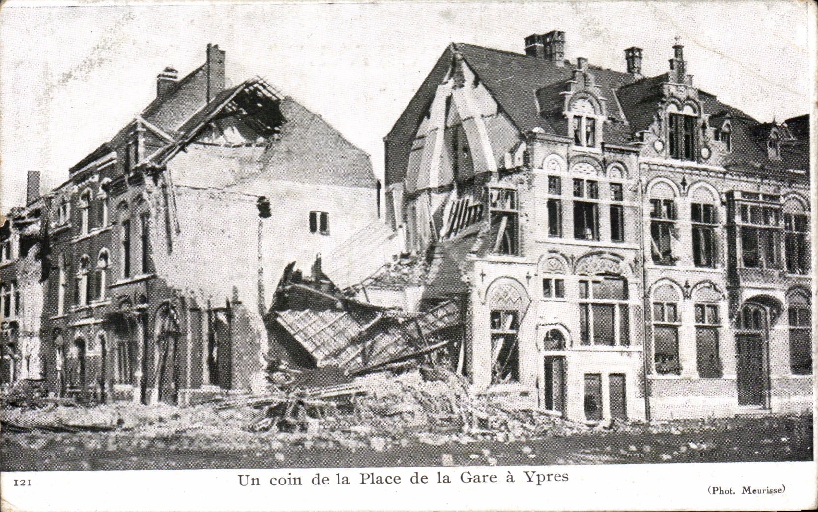 CPA a corner of the Place of the Station has Ypres Militaria