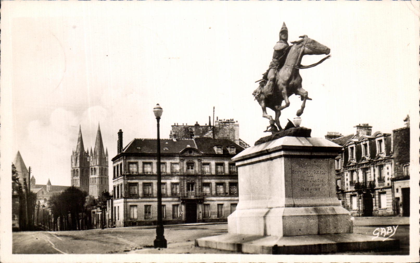 CPA Caen Statue of Duguesclin and Abbey with the men