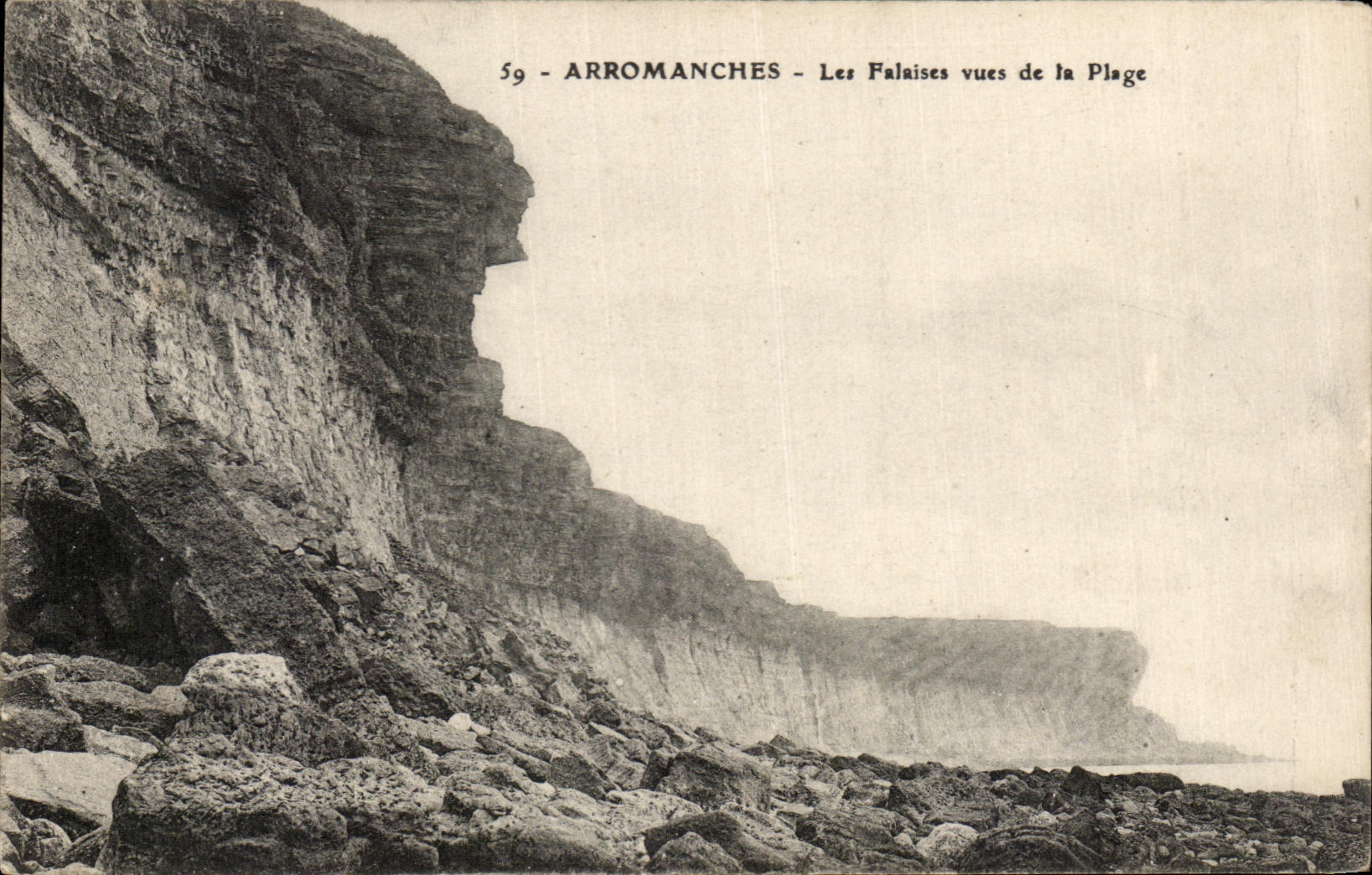 CPA Arromanches Les Falaises vues de la Plage