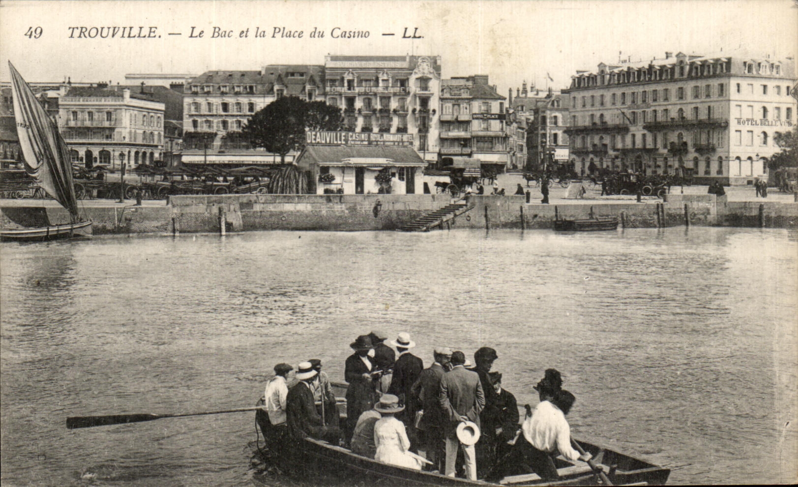 CPA Trouville Le Bac et la Place du Casino