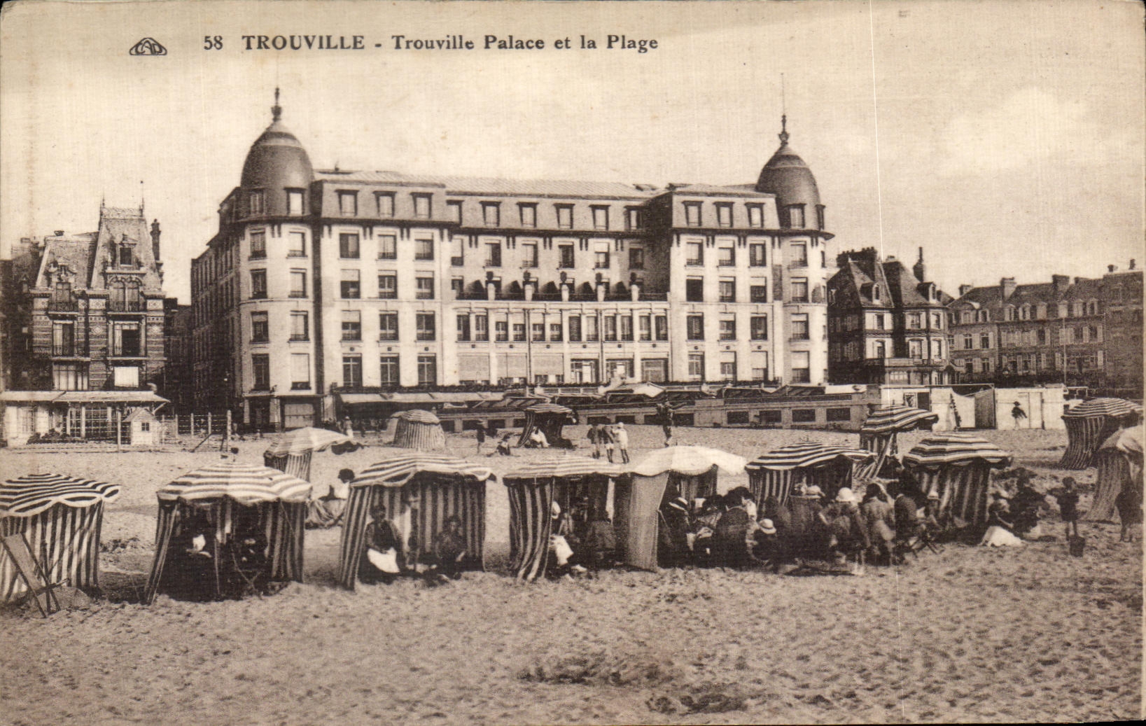 CPA Trouville Trouville Place et la Plage