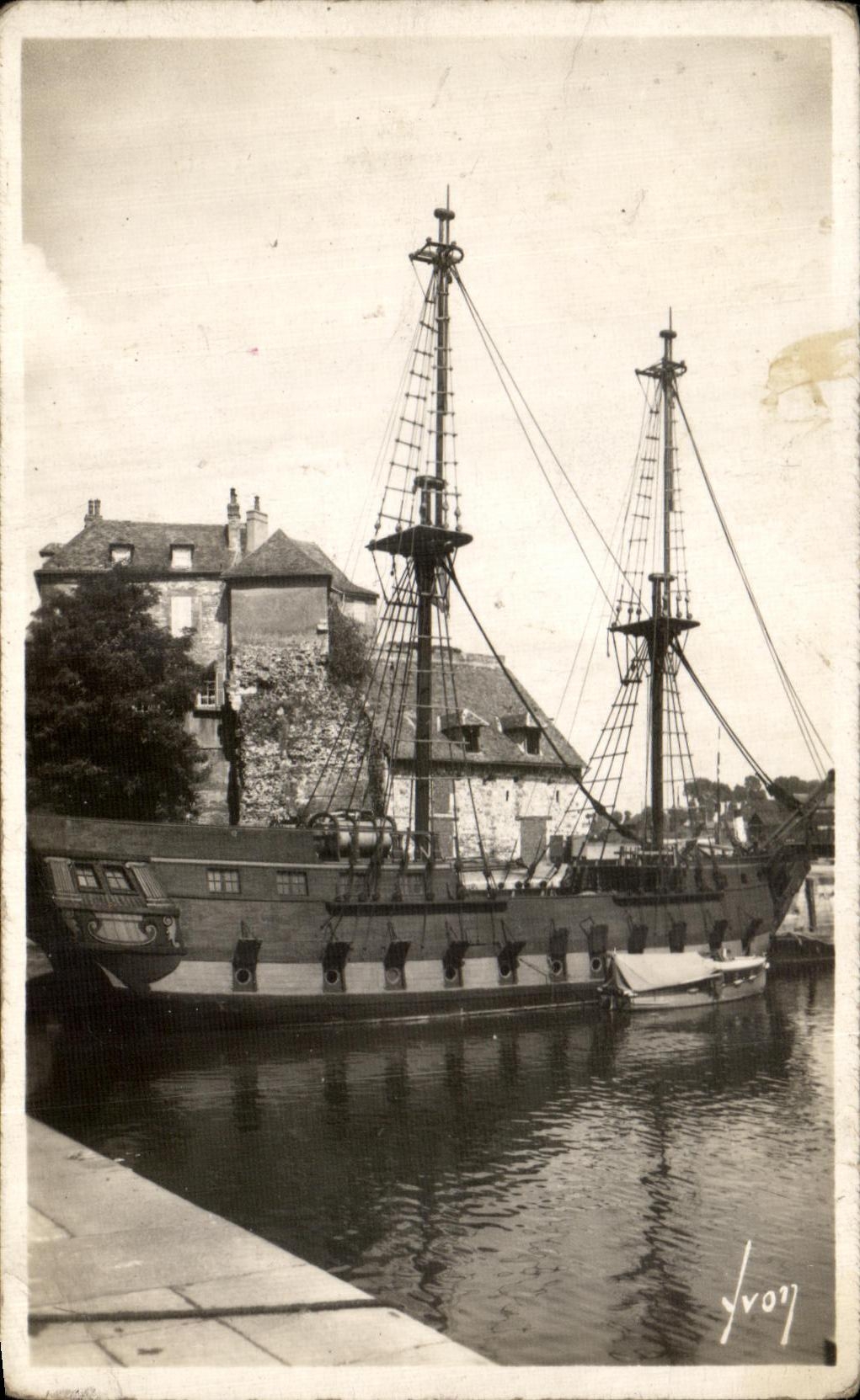 CPA Honfleur La Lieutenance (XVI e S) Et Plzarra (Reproduction de la Caravelle de Christophe Colomb)