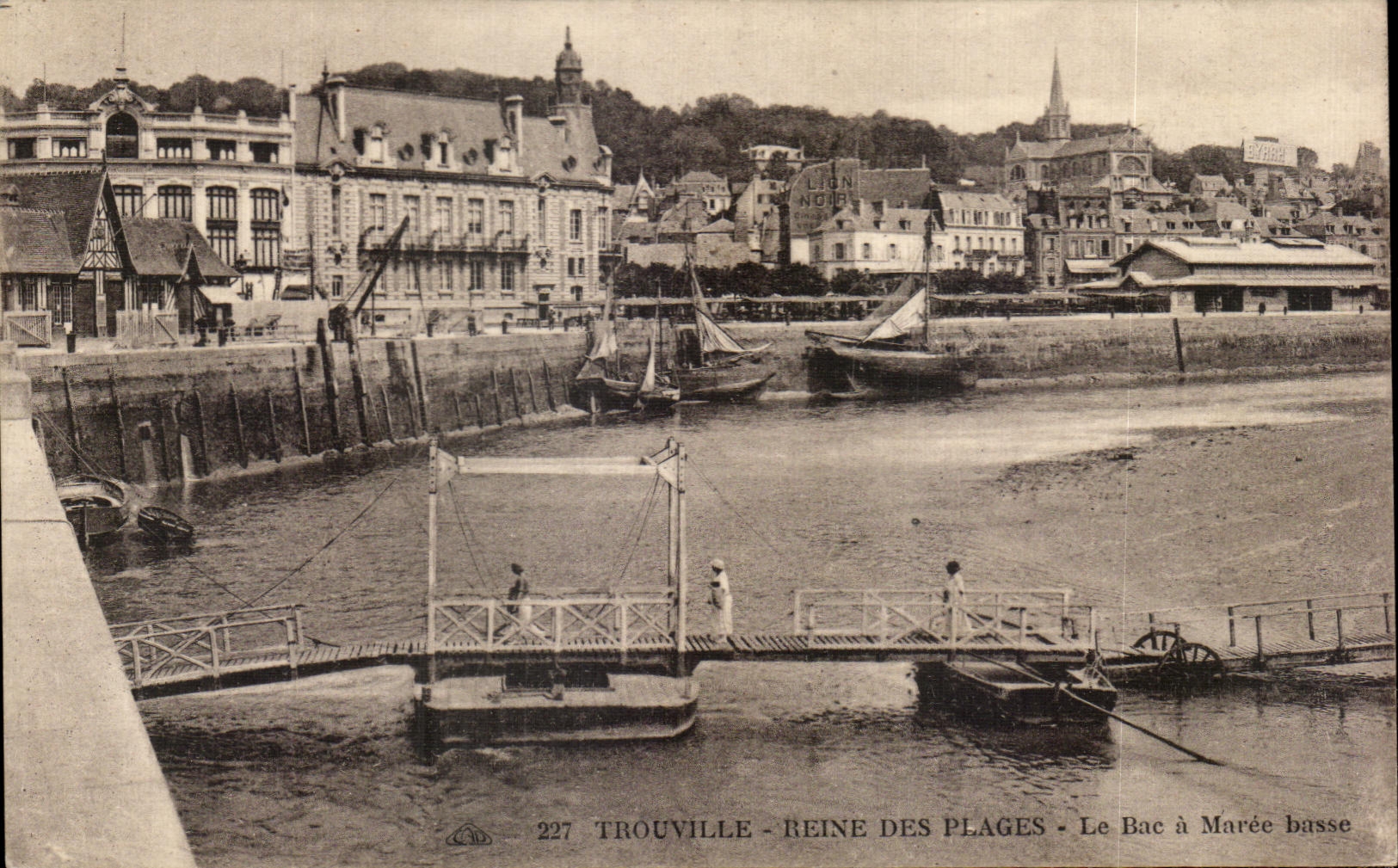 CPA Trouvillle Reine des Plages Le Bac a Maree basse