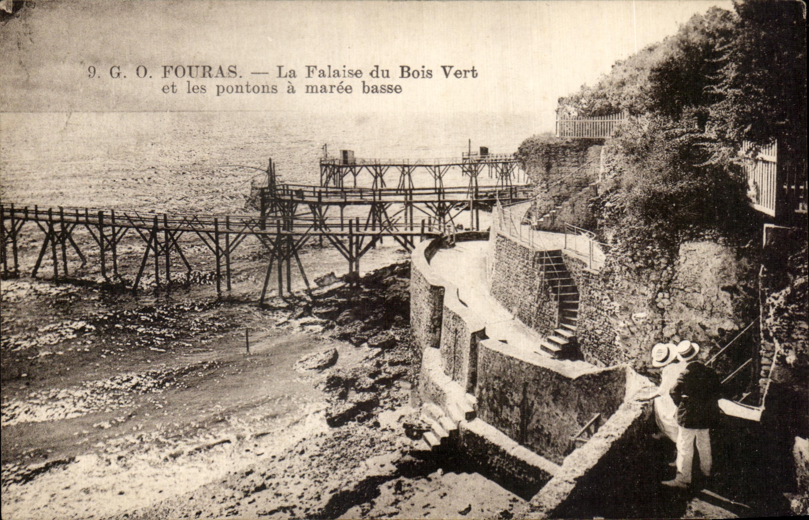 CPA Fouras La Falaise du Bois Vert et les Pontons a maree basse
