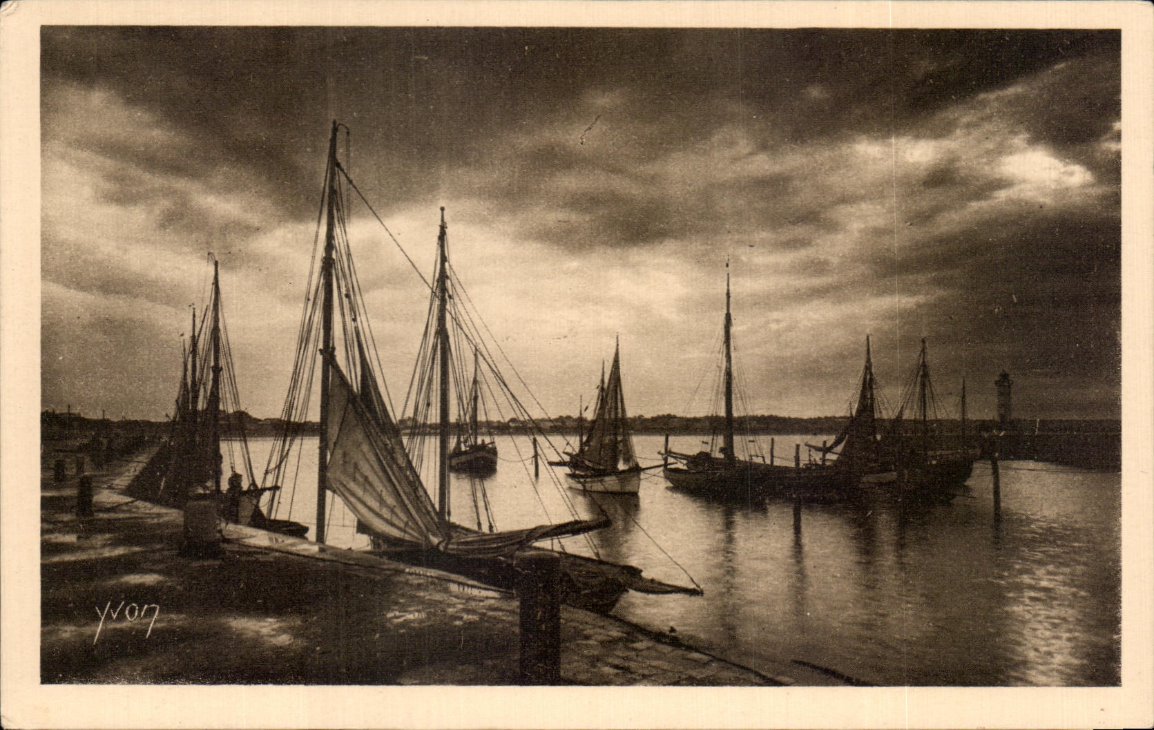 CPA La Douce France Royan Le port un soir d orage Bateaux