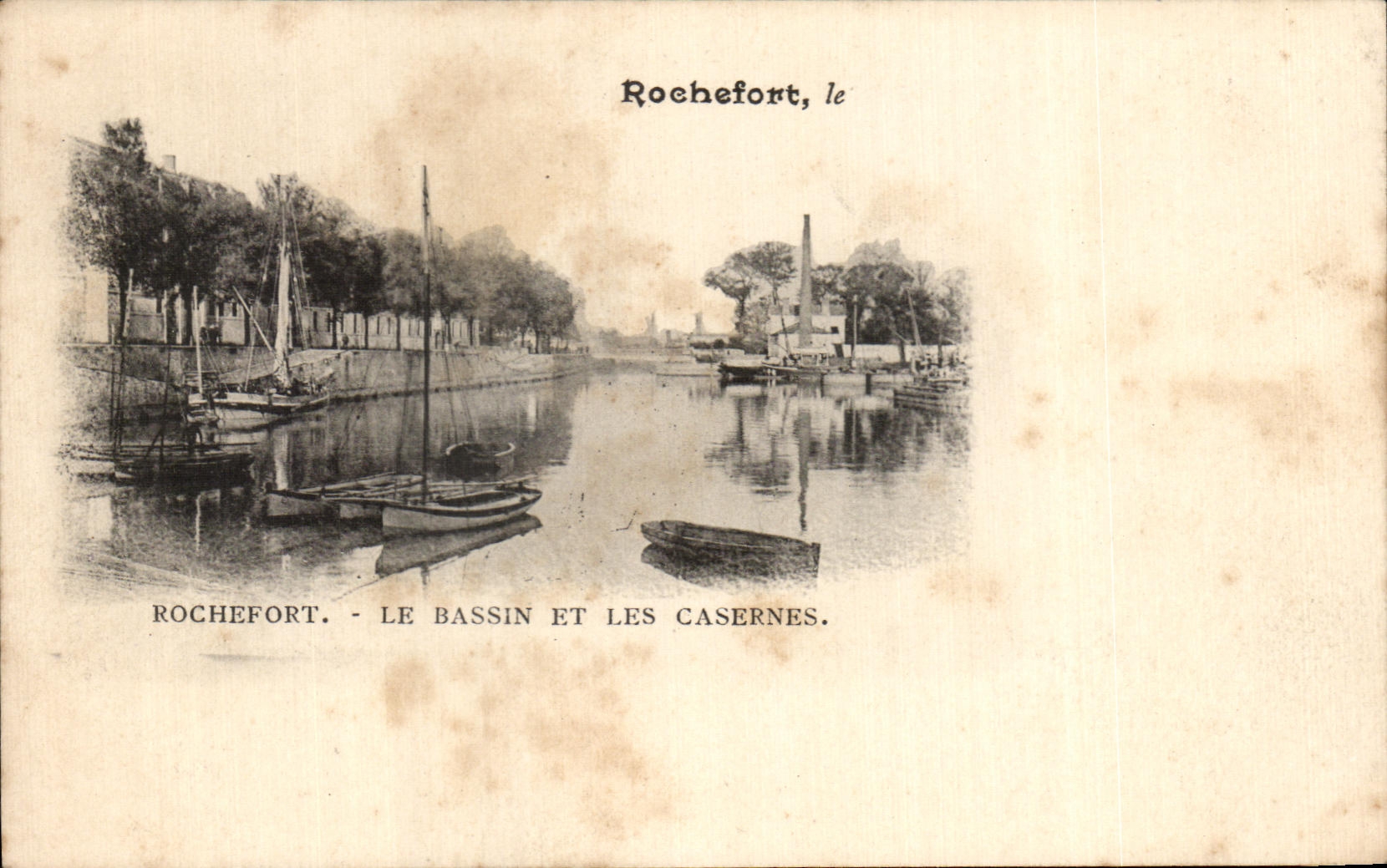 CPA Rochefort Le Bassin Et Les Casernes Bateaux