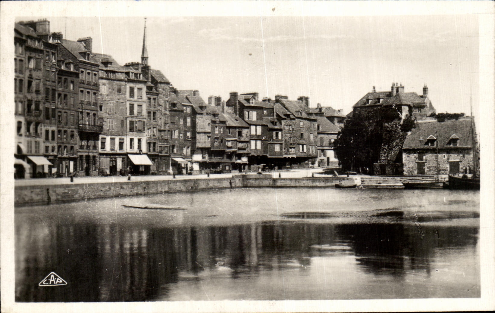 CPA Honfleur Quai Saint e Catherine et la Lieutenance