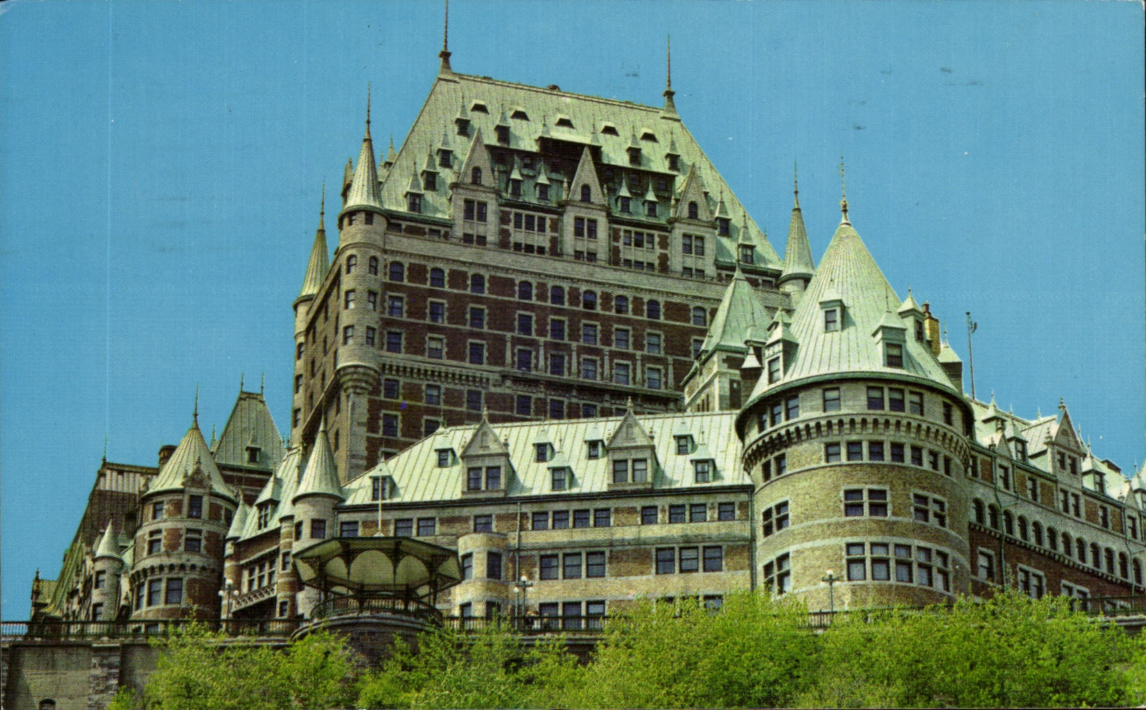 CPA Quebec Canada L hotel Chateau Frontenac dominant la promenade de la terrosse