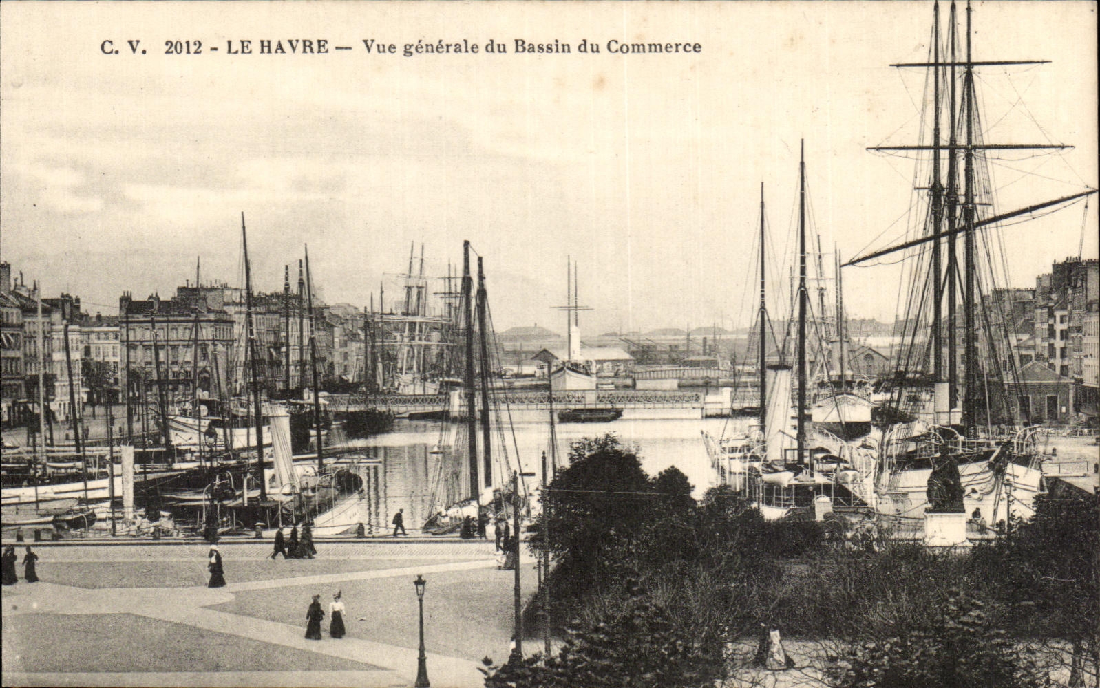 CPA Le Havre Vue Generale du Bassin du Commerce Bateaux