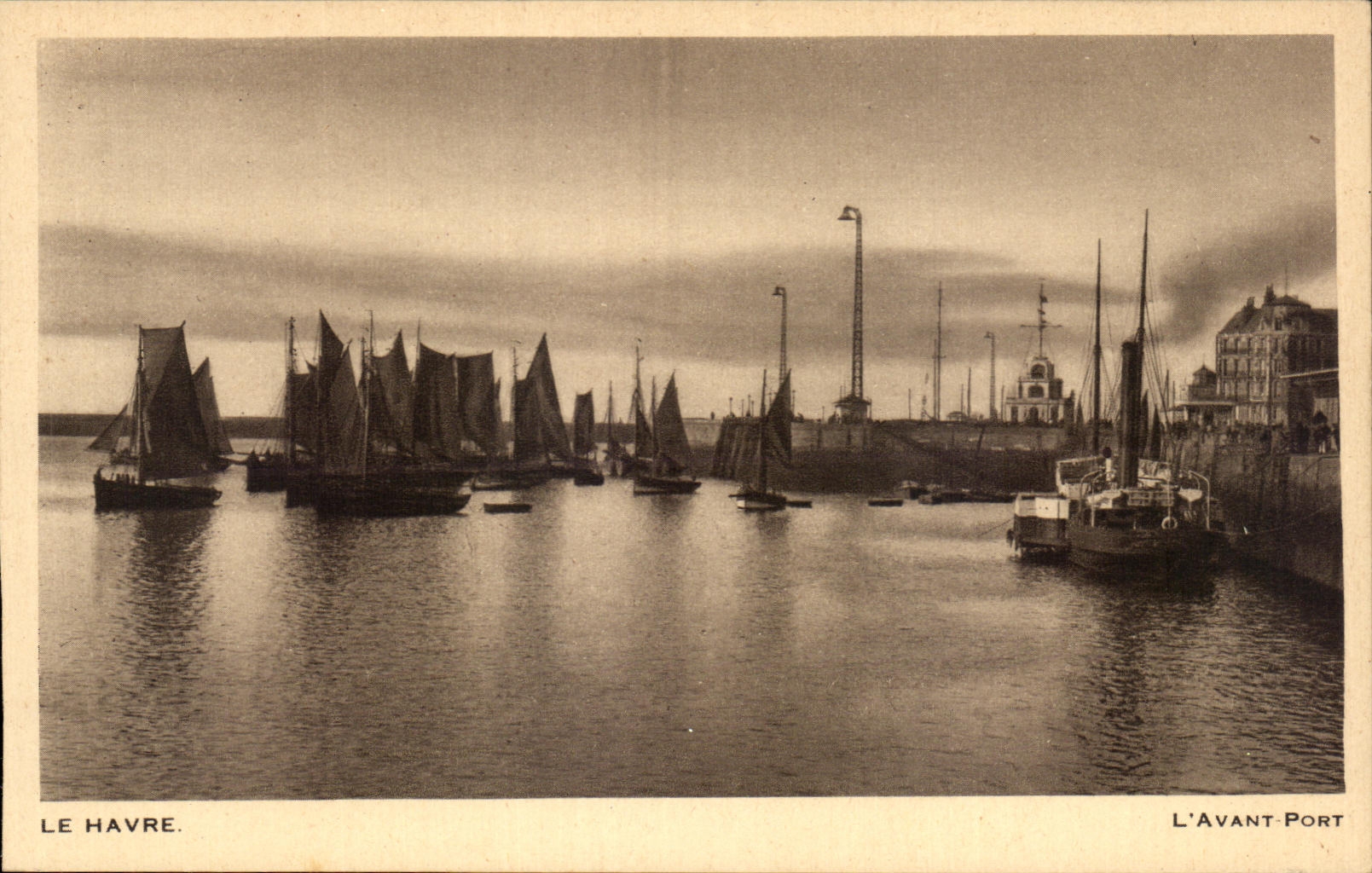 CPA Le Havre L avant port Bateaux 