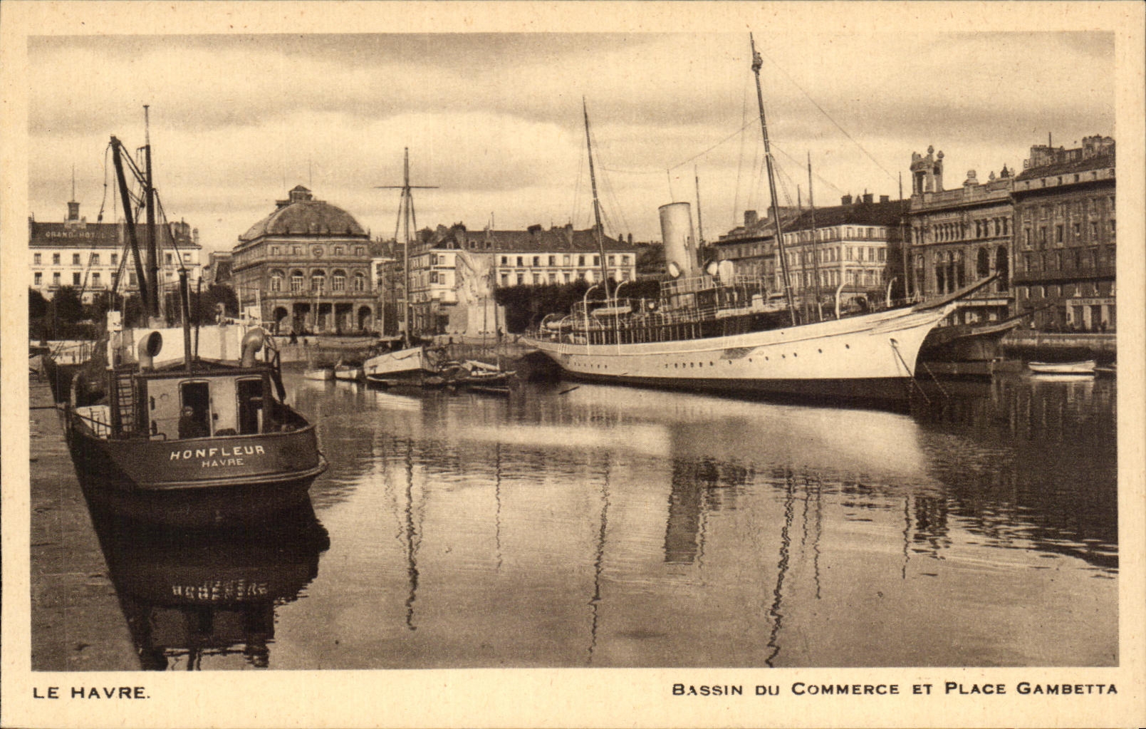 CPA Le havre Bassin Du Commerce et Place Gambetta Bateaux Honfleur